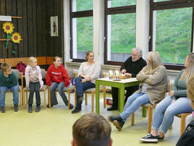 Symbolische Mantelteilung mit den Kommunionkindern (© Karl-Franz Thiede)